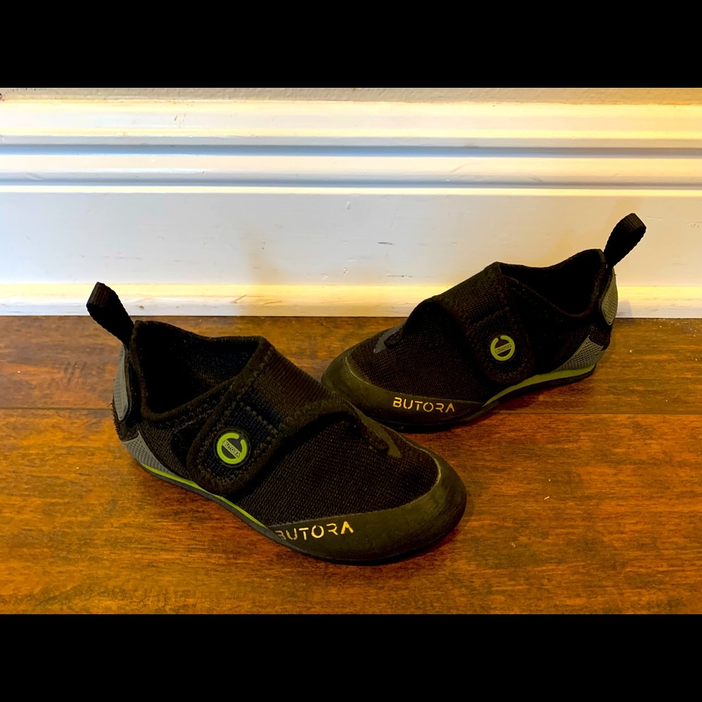 Butora kids climbing shoes. Unisex size 12. Black